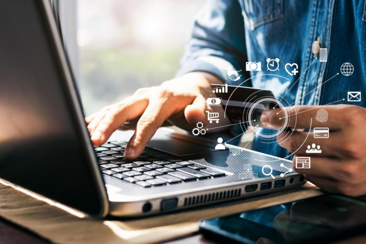 Estudiante trabajando en estrategias de contenido digital