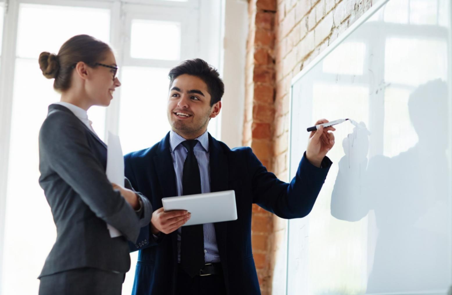 Espacio de trabajo moderno con herramientas de optimización de contenido